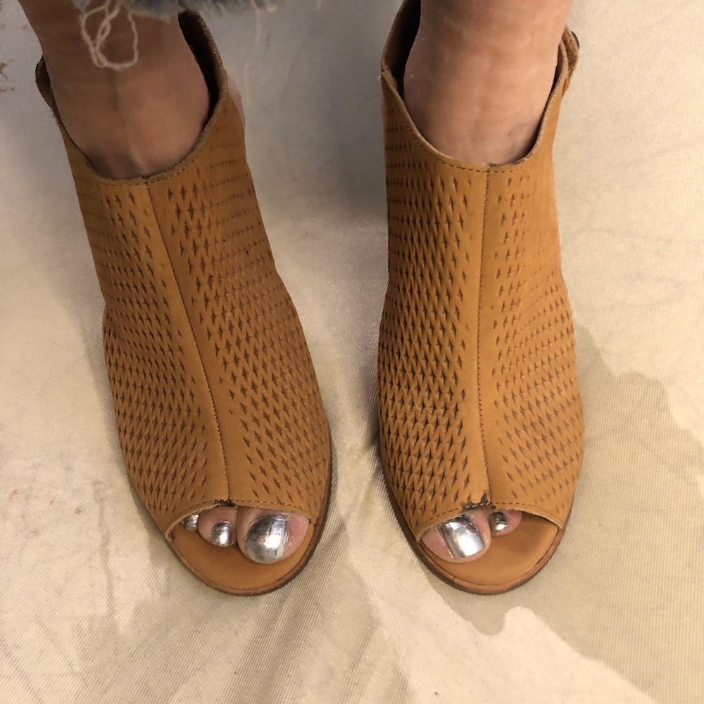 Vince Camuto 💐size 6.5 laser cut wooden heels. - Picture 12 of 12